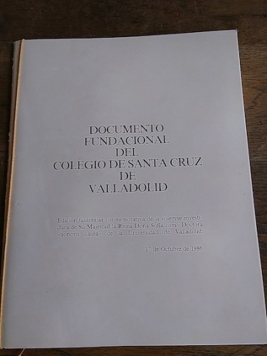 Portada del libro de DOCUMENTO FUNDACIONAL DEL COLEGIO DE SANTA CRUZ DE VALLADOLID. Edición facsimilar