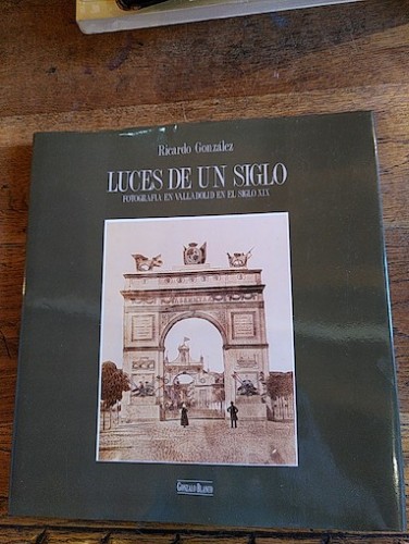 Portada del libro de LUCES DE UN SIGLO. Fotografía en Valladolid en el siglo XIX