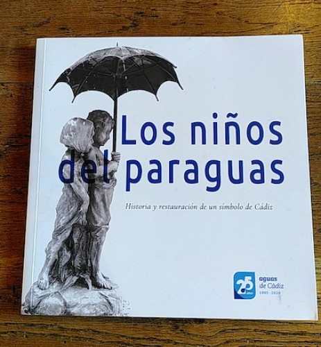 Portada del libro de LOS NIÑOS PARAGUAS. Historia y restauración de un símbolo de Cádiz