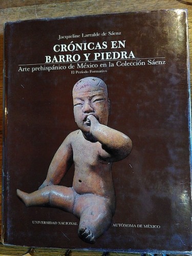 Portada del libro CRÓNICAS EN BARRO Y PIEDRA.Arte prehispánico de México en la Colección Sáenz. el período formativo