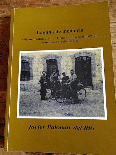 Portada del libro de LAGUNA DE MEMORIA. Oficios, costumbres y formas asociativas para una economía de subsistencia