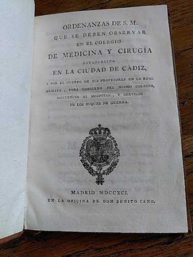 Portada del libro de ORDENANZAS DE S. M. QUE SE DEBEN OBSERVAR EN EL COLEGIO DE CIRUGÍA ESTABLECIDO EN LA CIURDAD DE CÁDIZ,...
