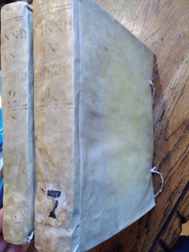 Portada del libro de IN QUATUOR LIBROS INSTITUTIONUM IMPERIALUM COMMENTARIUS. Academicus & Forensis (2 tomos)