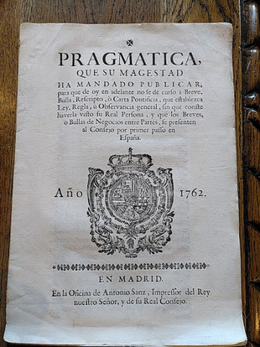 Portada del libro de PRAGMÁTICA, QUE SU MAGESTAD HA MANDADO PUBLICAR para que de oy en adelante no se dè curso à Breve, Bulla,...