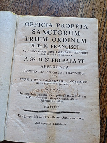 Portada del libro de OFFICIA PROPIA SANCTORUM TRIUM ORDINUM S. P. N. FRANCISCI ad normam novissimi kalendarii seraphici