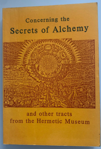 Portada del libro de CONCERNING THE SECRETS OF ALCHEMY AND OTHER TRACTS FROM THE HERMETIC MUSEUM