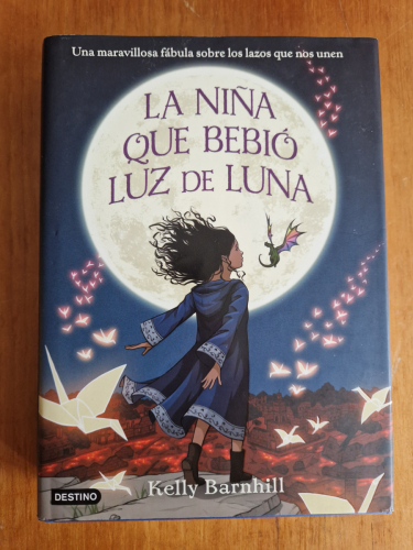 Portada del libro de La niña que bebió luz de luna