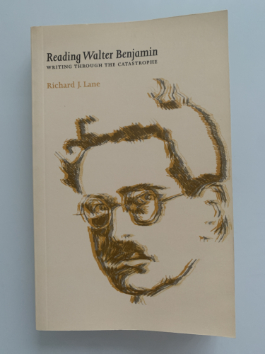 Portada del libro de READING WALTER BENJAMIN. Writing through the catastrophe