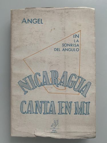 Portada del libro de EN LA SONRISA DEL ÁNGULO NICARAGUA CANTA EN MI