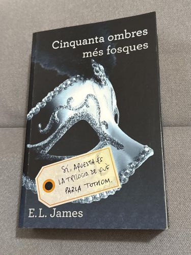 Portada del libro de Cinquanta ombres més fosques (Cinquanta ombres 2)