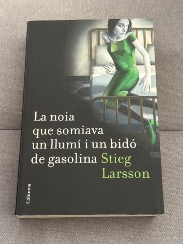 Portada del libro de La noia que somiava un llumí i un bidó de gasolina (Sèrie Millennium 2)