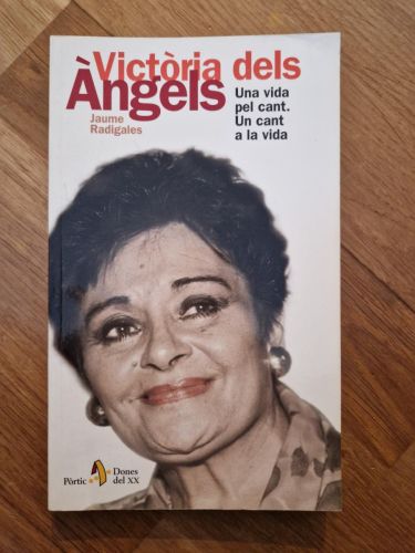 Portada del libro de Victòria dels Àngels. Una vida pel cant. Un cant a la vida