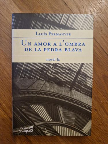 Portada del libro de Un amor a l'ombra de la pedra blava