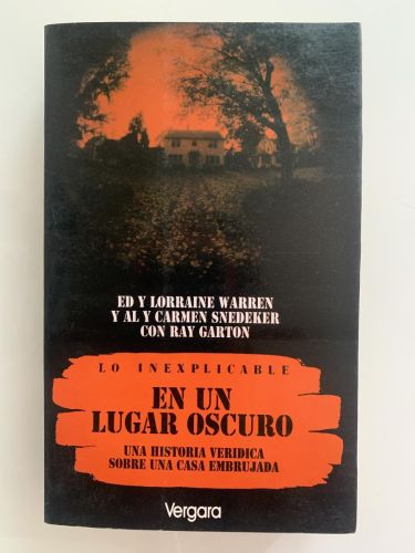 Portada del libro de EN UN LUGAR OSCURO. Una historia verídica sobre una casa embrujada