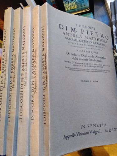 Portada del libro de I discorsi (...) nelli sei libri di Pedacio Dioscoride Anazarbeo della materia medicinale (5 tomos)...
