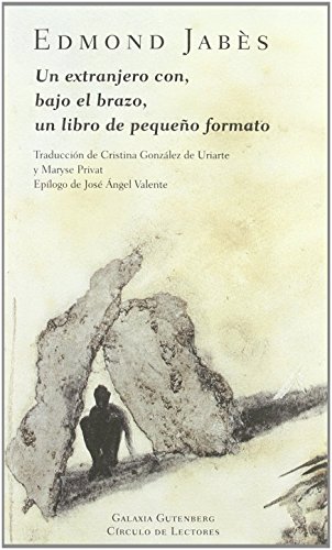 Portada del libro de Un extranjero con, bajo el brazo, un libro de pequeño formato