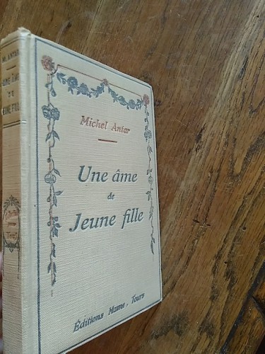 Portada del libro de UNE ÂME DE JEUNE FILLE